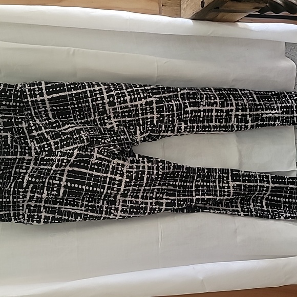 A pair of Chico's Zenergy leggings, size 2(12-14) black and white. - Picture 2 of 3